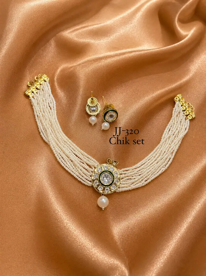 Pearl Chik Set With Round Kundan Pendant — Pearl White