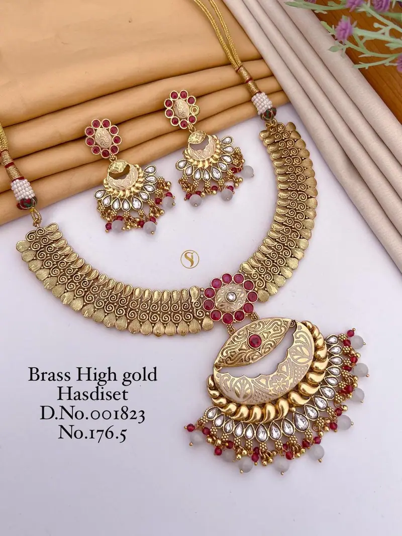 Antique Kundan Chandbali Necklace Set — Gold