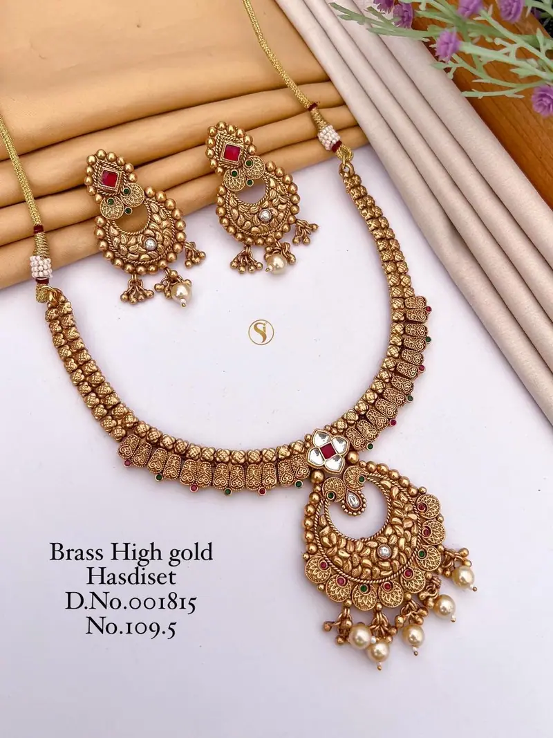 Antique Chandbali Kundan Necklace Set — Gold