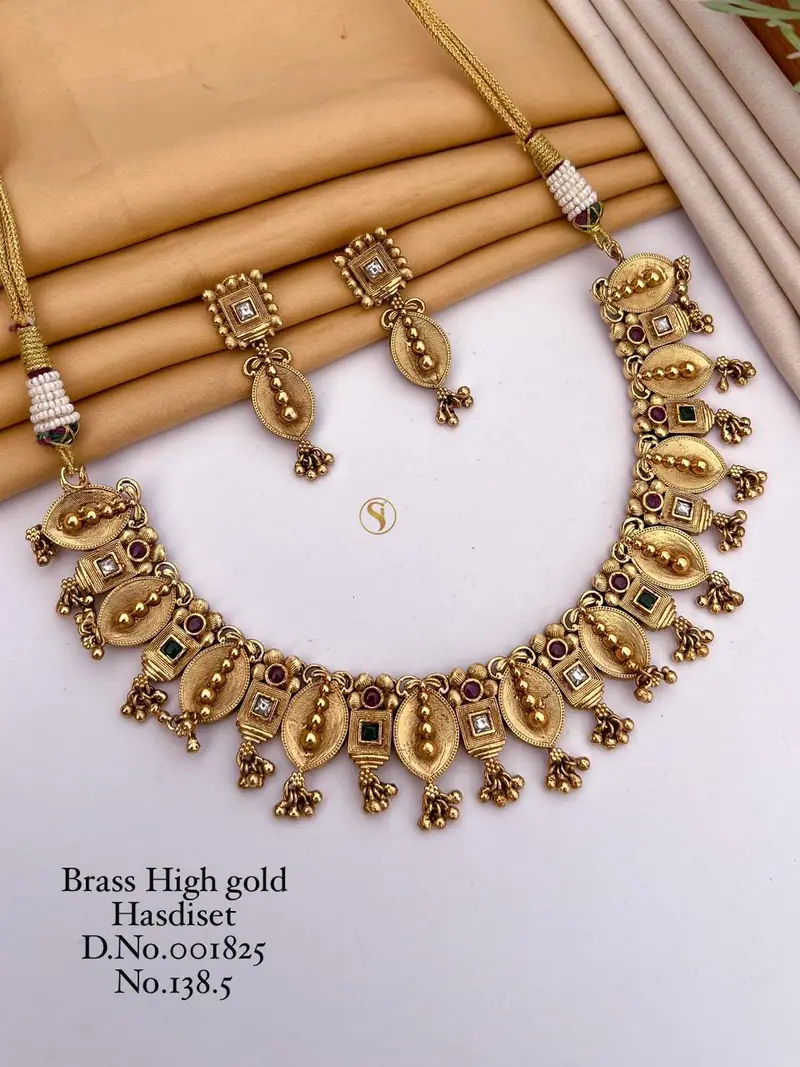 Antique Kundan Statement Necklace Set — Gold