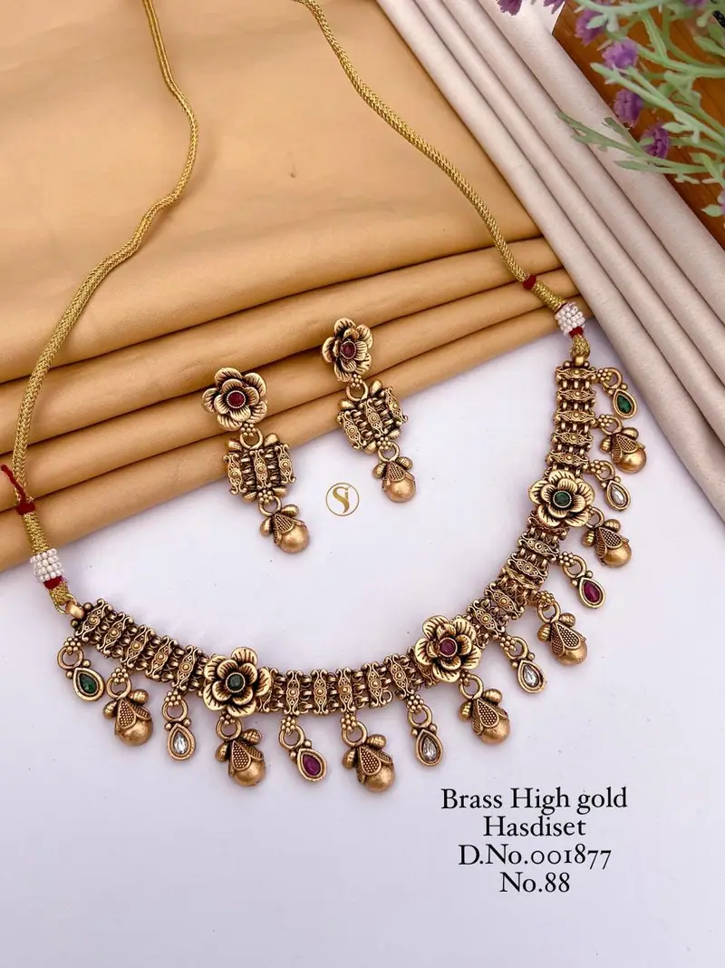 Antique Floral Kundan Necklace Set — Gold