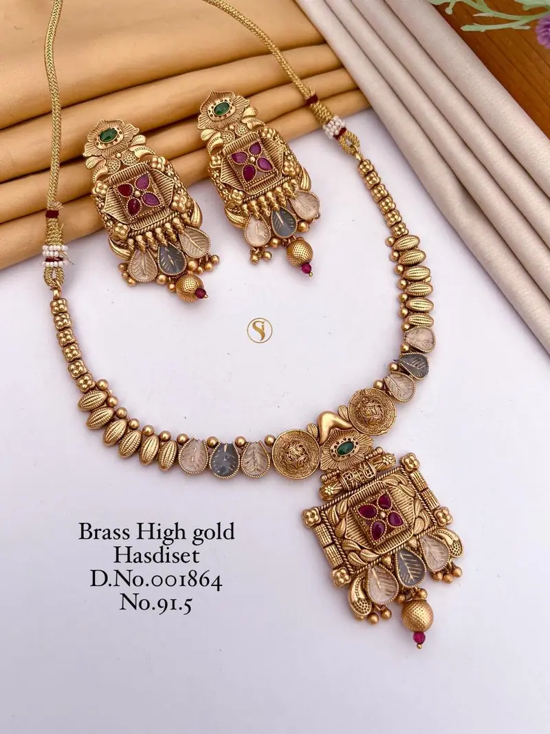 Antique Temple Pendant Necklace Set — Gold