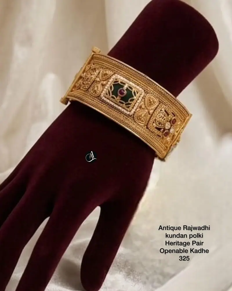 Broad Antique Heritage Kada — Gold